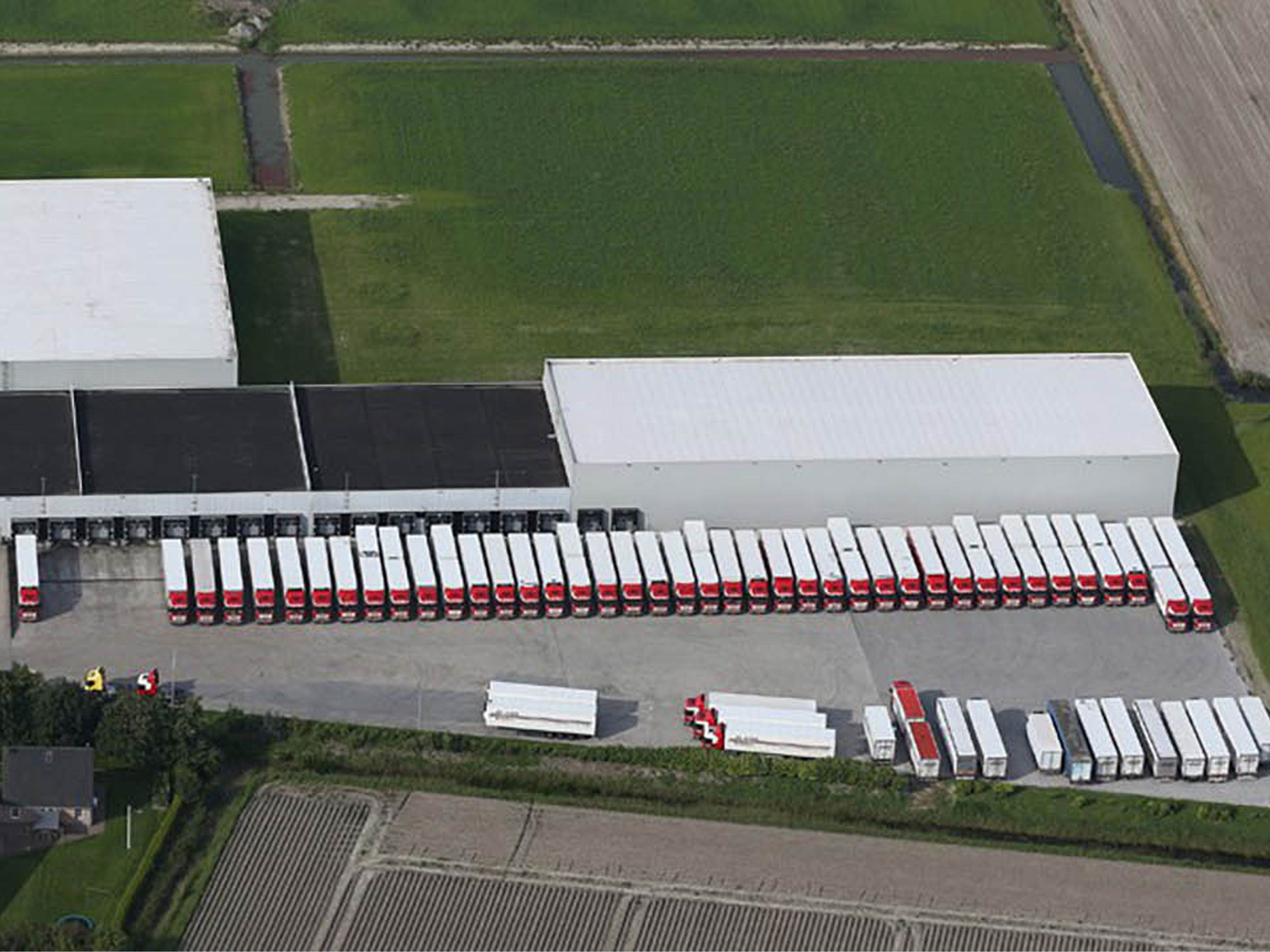 De Vries Transport Hallum warehouse